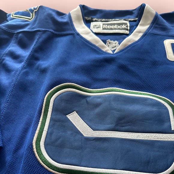 Youth NHL Vancouver Canuck Reebok Youth Hockey Jersey Henrik Sedin #33 Captain - Picture 3 of 9